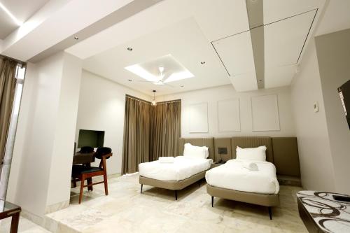 Hotel Statusinn, Ichalkaranjiにあるベッド