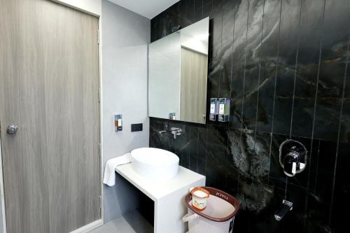 Hotel Statusinn, Ichalkaranjiにあるバスルーム