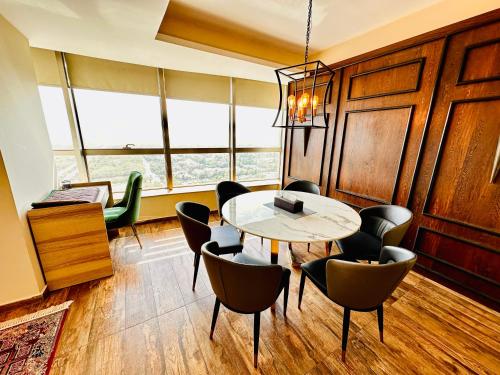 伊斯蘭堡的住宿－Centaurus Apartment Three Bed，一间带桌椅的用餐室