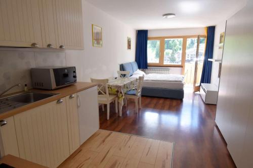 A kitchen or kitchenette at Emerald Studio Apartment