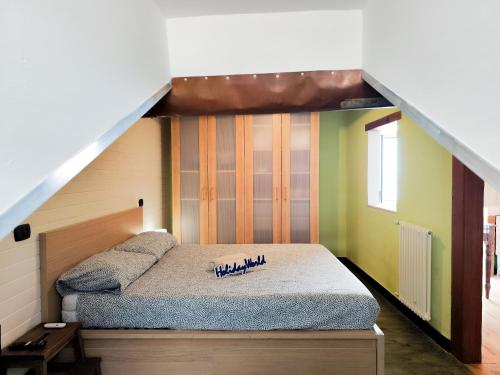 Un dormitorio con una cama con cabecero de madera. en Fuori Rotta House by Holiday World, en Génova
