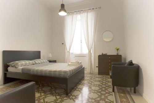 ローマにあるDomus Farneseのベッドルーム1室(ベッド1台、椅子、窓付)