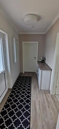 a room with a black and white rug on the floor at Ferienunterkunft Herbstsonne im Lausitzer Seenland in Burg