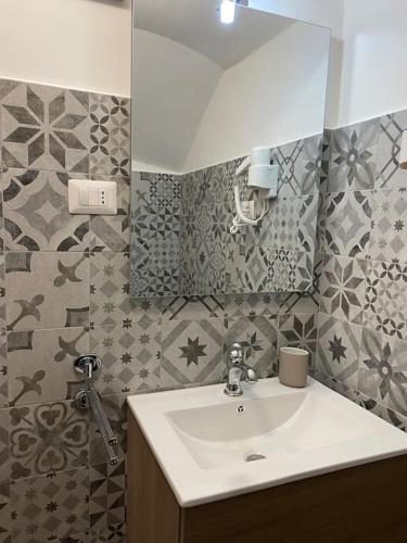 a bathroom with a sink and a mirror at Alele2 Alloggio Turistico in Trevignano Romano