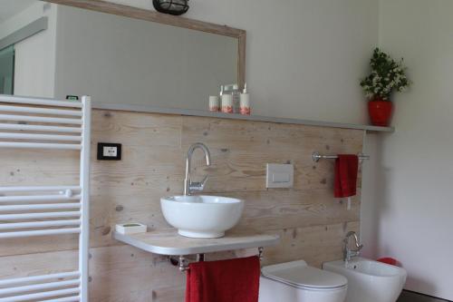 a bathroom with a sink and a toilet at Casa Clarita - in centro storico in Marostica