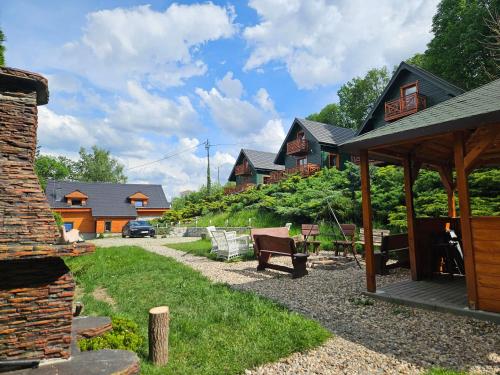 a yard with a picnic table and a house at Centrum Spokoju - Domki w Karkonoszach in Podgórzyn