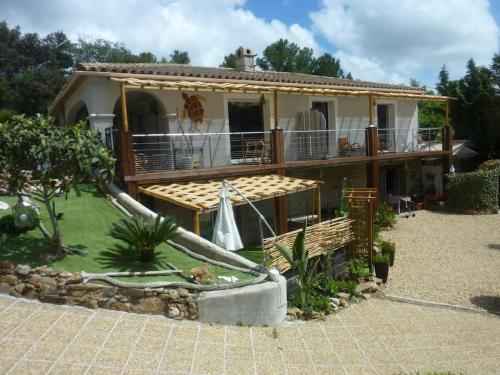Cette grande maison dispose d'un balcon et d'une cour. dans l'établissement Appartement dans superbe Villa, à La Croix-Valmer