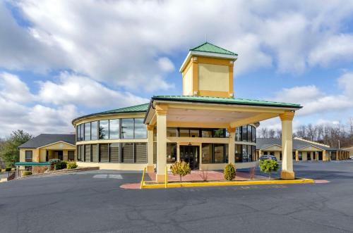 Un gran edificio con una torre encima. en Quality Inn Hillsville, en Hillsville