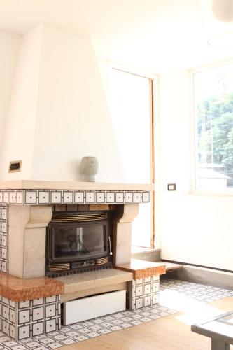 a fireplace in a living room with white walls at Casa Clarita - in centro storico in Marostica