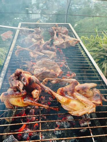 a bunch of meat on a barbecue grill at Ruby Tam Đảo in Tam Ðảo
