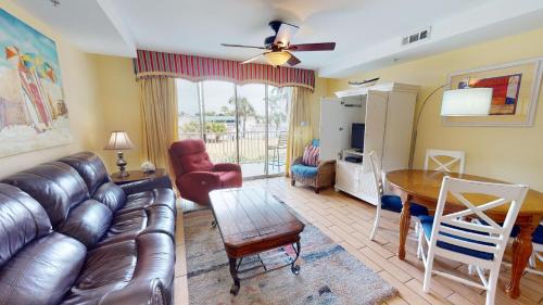 Χώρος καθιστικού στο Tybee Beach Club 113 by Tybee Vacation Rentals