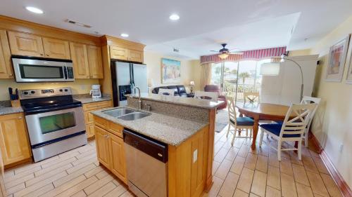 Η κουζίνα ή μικρή κουζίνα στο Tybee Beach Club 113 by Tybee Vacation Rentals