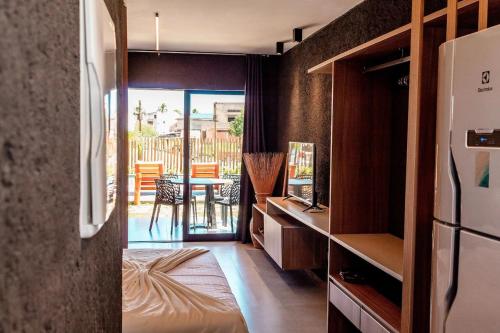 une cuisine avec une porte ouverte sur une salle à manger dans l'établissement Apto 001 B GAMBOA, à Porto de Pedras