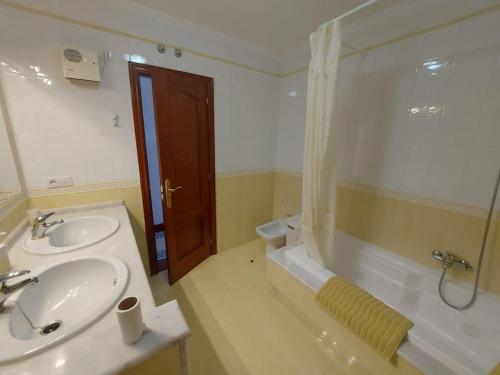 a bathroom with a sink and a bath tub at INcostadamorte Vivienda Martinez in Cee