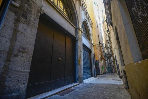an alley with a large garage door on a building at Attico Centro con terrazza e jacuzzi e parcheggio privati in Genova
