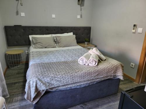 a bedroom with a bed with two stuffed animals on it at Leao de Ouro in Matosinhos