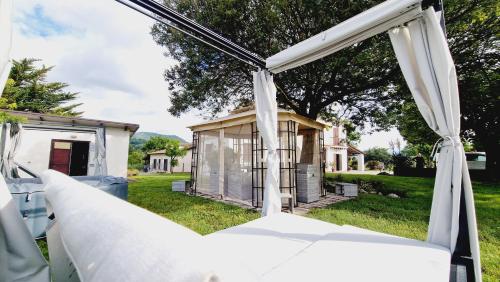 Κήπος έξω από το Country Chic Antico Casale - piscina idromassaggio lettini, solarium, cinema experience, wifi, parcheggio