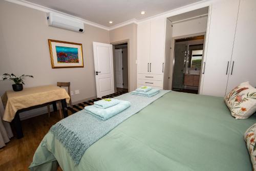 Cama o camas de una habitación en The Peaks - Kingswood Golf Estate