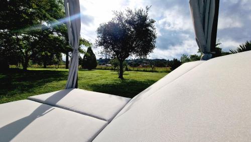 Κήπος έξω από το Country Chic Antico Casale - piscina idromassaggio lettini, solarium, cinema experience, wifi, parcheggio