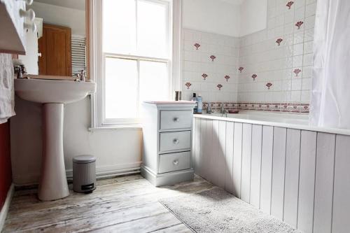 Vannituba majutusasutuses Light and spacious house full of Cornish charm