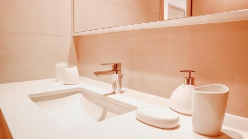 Ένα μπάνιο στο Burj Royale Condo, Close to Dubai Mall & Attractions