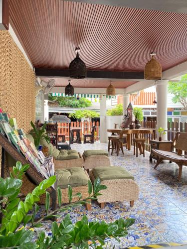 um pátio com um monte de cadeiras e mesas em Somwang Boutique Hotel em Chiang Mai