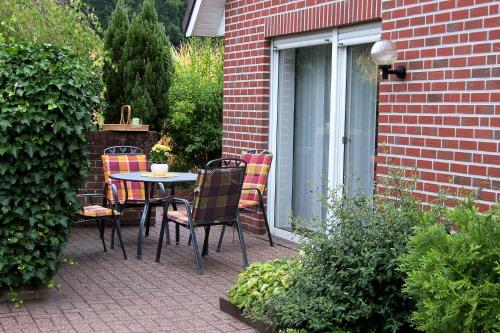 una mesa y sillas en un patio en Jautz RE13, en Sögel