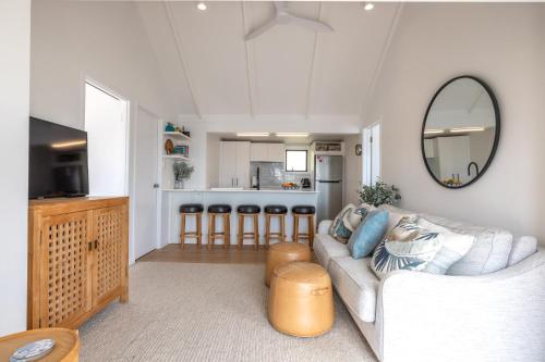 Η κουζίνα ή μικρή κουζίνα στο Palm Beach Seaviews With A Touch Of Luxury Awaits