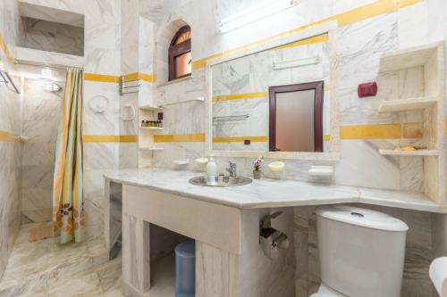 a bathroom with a sink and a toilet at Paco's Resort Family Villa 12 in Oziás