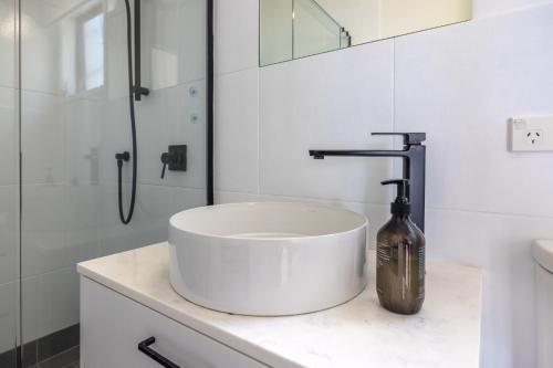 Ένα μπάνιο στο Palm Beach Seaviews With A Touch Of Luxury Awaits