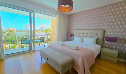 Katil atau katil-katil dalam bilik di Luxury villa & private heatable pool in Albufeira