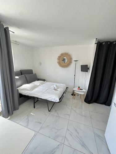 un salon avec un lit et un canapé dans l'établissement Résidence Graziella Studio 403, à Juan-les-Pins