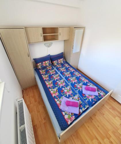 Maja V Apartmani Sokobanjaにあるベッド
