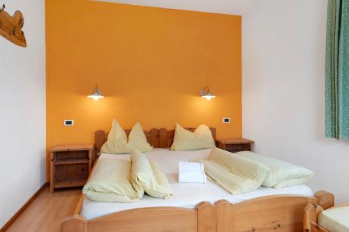 a bedroom with a bed with white sheets and pillows at Paracia App Cir in Badia