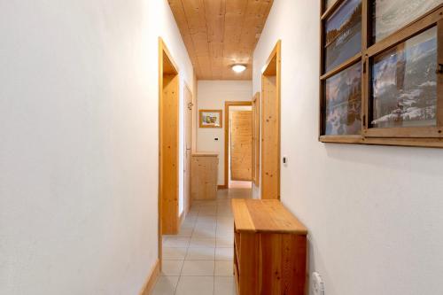 a hallway with a wooden bench in a room at Paracia App Cir in Badia