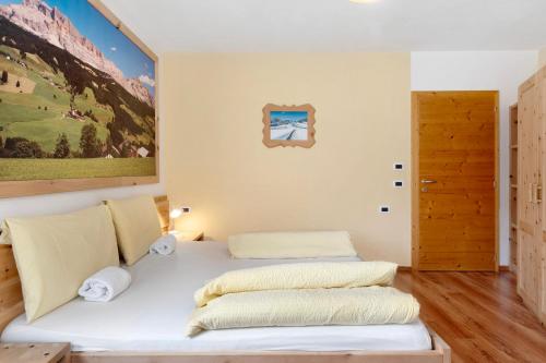 a bedroom with two beds and a painting on the wall at Paracia App Cir in Badia