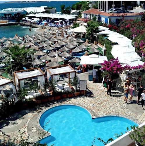 an overhead view of the pool at the resort at Bougainvill Sunset Villa in Sarandë