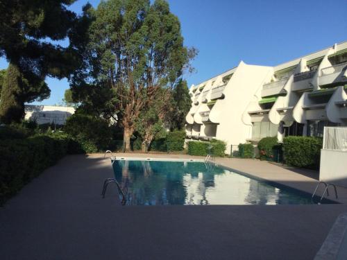 une piscine devant un immeuble dans l'établissement App 35M2 quartier PONANT, à La Grande Motte