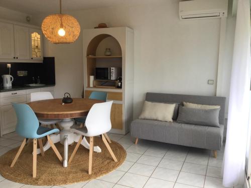 une cuisine et un salon avec une table et des chaises dans l'établissement App 35M2 quartier PONANT, à La Grande Motte