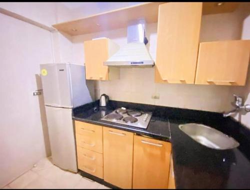 a small kitchen with a sink and a refrigerator at قرية نيس in Dawwār Muşādif Yūnus