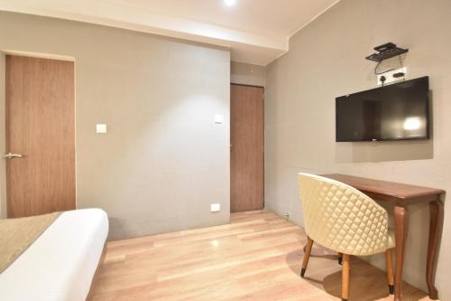 The Aarya A Smart Business Hotelにあるテレビまたはエンターテインメントセンター