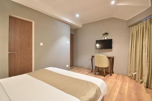The Aarya A Smart Business Hotelにあるベッド