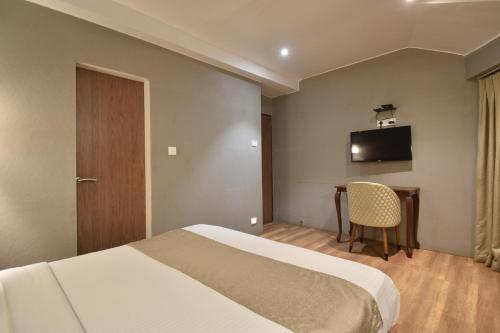 The Aarya A Smart Business Hotelにあるベッド