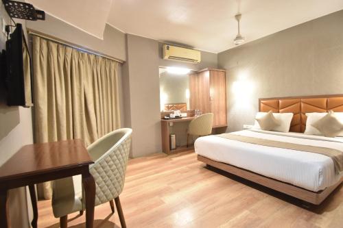 The Aarya A Smart Business Hotelにあるベッド