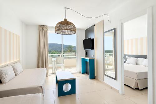Letto o letti in una camera di FERGUS Club Mallorca Waterpark