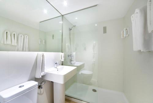 un bagno bianco con lavandino e doccia di FERGUS Club Mallorca Waterpark a Magaluf
