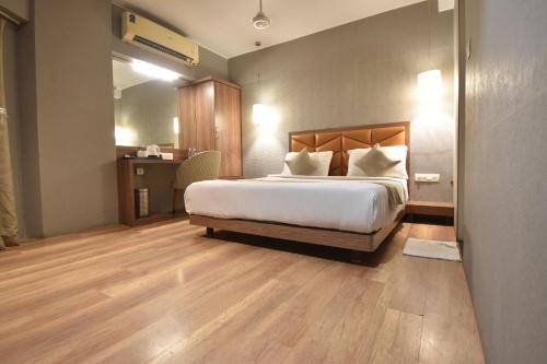 The Aarya A Smart Business Hotelにあるベッド