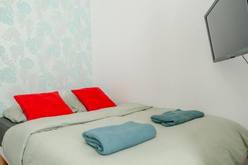 uma cama com duas toalhas em cima em Lavie Maison Eiffel AC Hot Tub em Paris