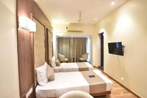 The Aarya A Smart Business Hotelにあるテレビまたはエンターテインメントセンター