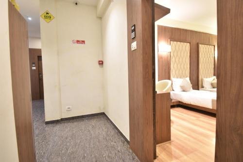 The Aarya A Smart Business Hotelにあるベッド
